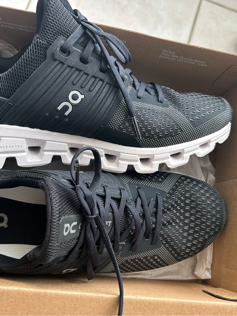 On Cloud Running Men's Cloudswift Sneakers in Black and White 9.5 m - Picture 8 of 8